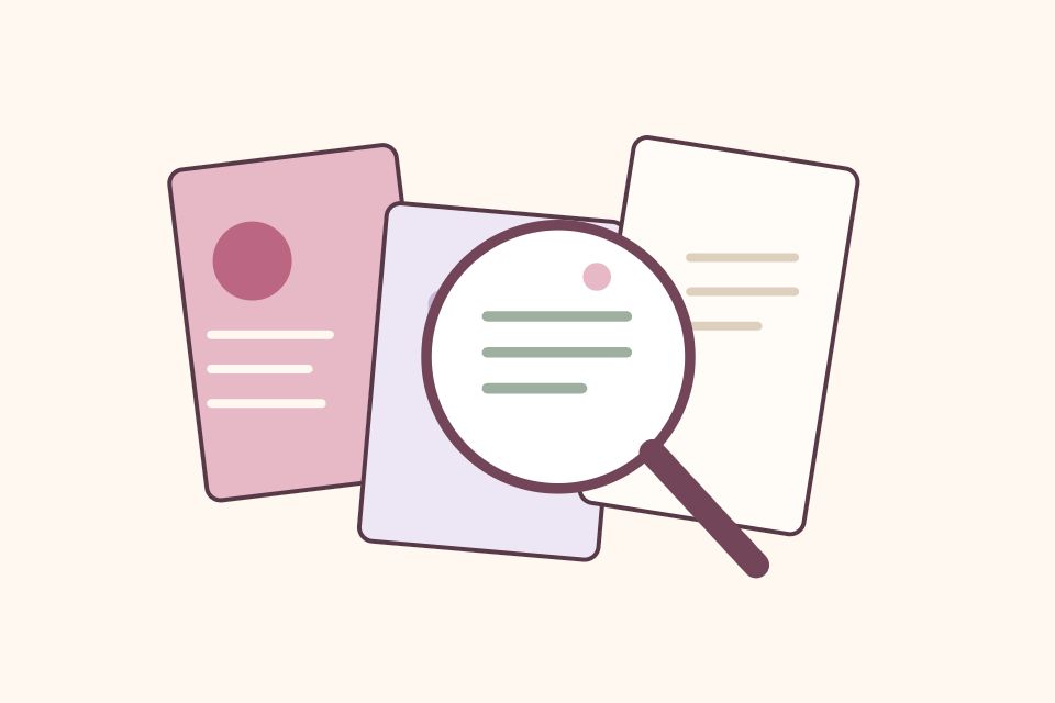 Una lupa destaca una tarjeta de información entre varias publicaciones de colores, sin texto ni marcas.