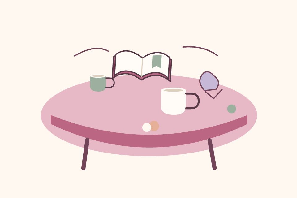 Tres tazas diferentes comparten una misma mesa redonda con un libro, sin precios ni jerarquías.