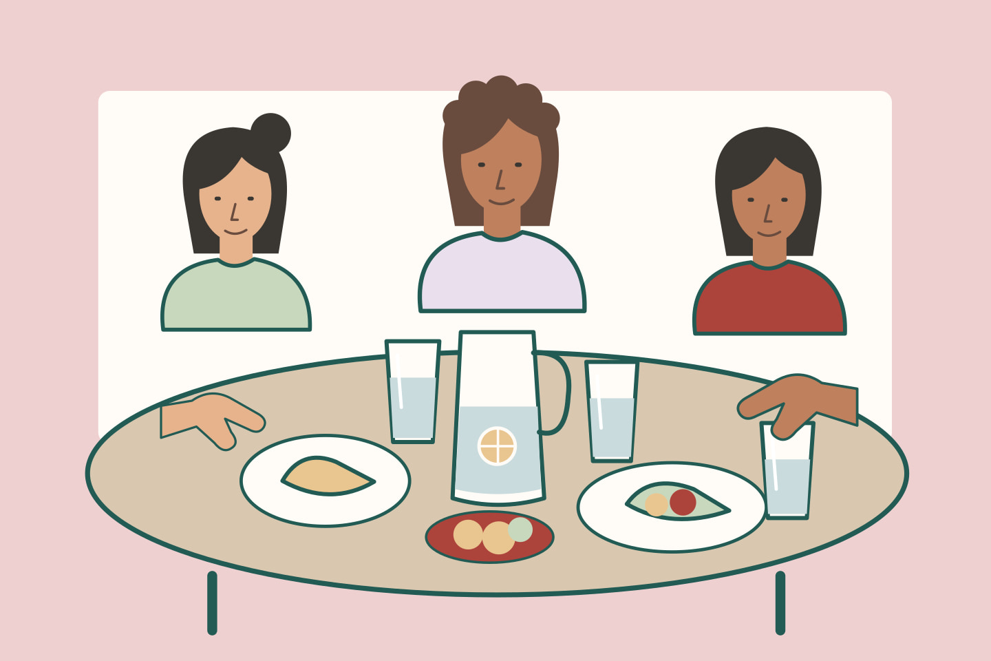Tres amigas comparten una mesa con vasos de agua, cítricos, una jarra y comida sencilla.