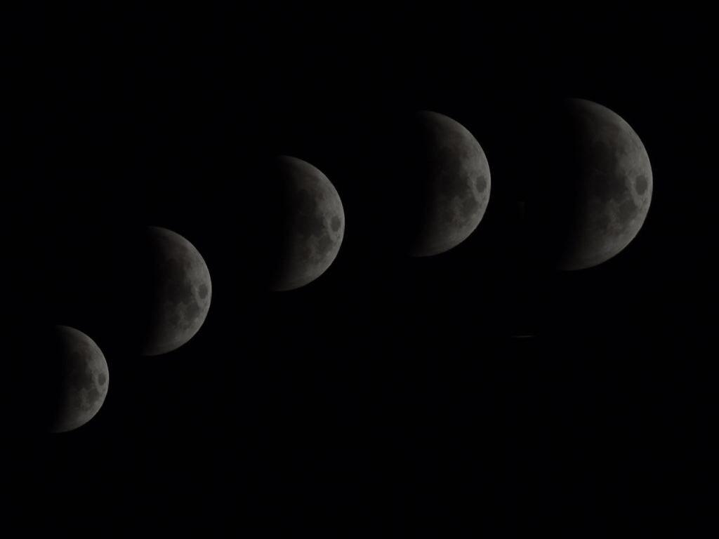 Secuencia de la luna creciente, de un hilo de luz a casi media luna, sobre un cielo negro.