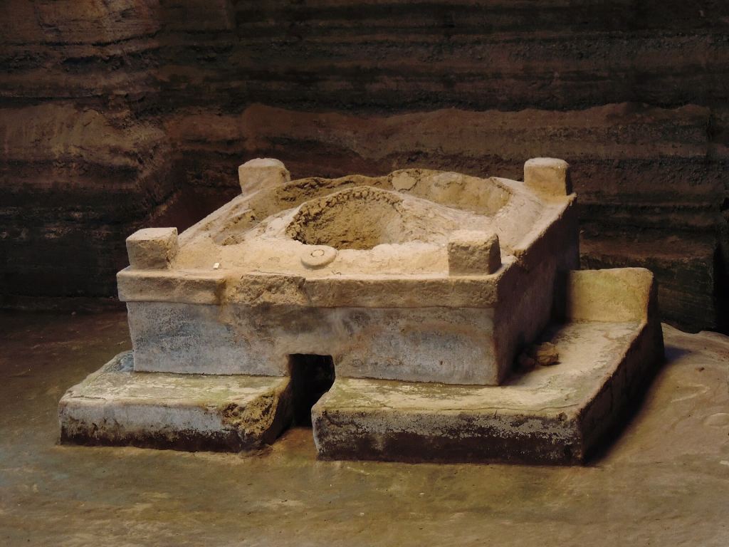 Temazcal antiguo de piedra en la aldea maya de Joya de Cerén, en El Salvador.