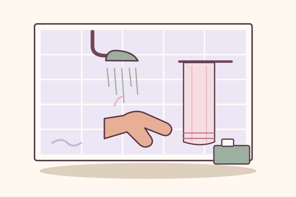 Agua de una ducha, una mano abierta y una toalla sobre una pared de azulejos en tonos suaves.