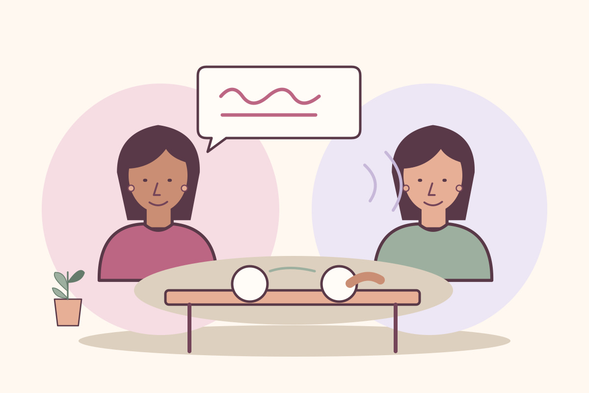 Dos mujeres se miran mientras una habla y la otra escucha, con un espacio de conversación entre ambas.